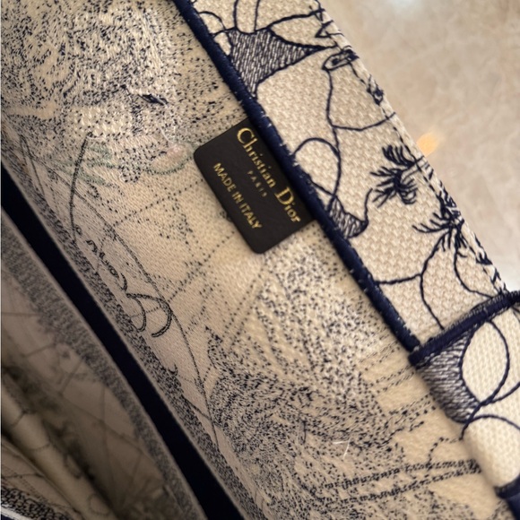 Cristian Dior Large Book Tote Around The World - Picture 9 of 9